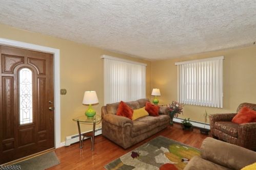 453 4th Ave, Roselle, NJ 07203-1428
