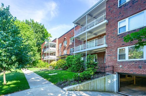 20 Hill Park Ave, Great Neck NY  11021-3755 exterior