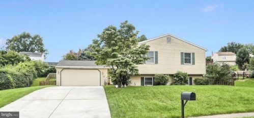 1034 Teakwood Ln, West Enola, PA 17025-2046