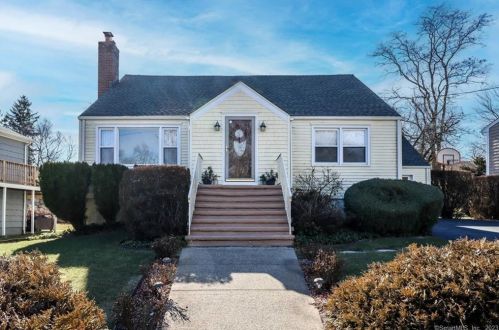 51 Trelane Dr, Bridgeport, CT 06606-2216