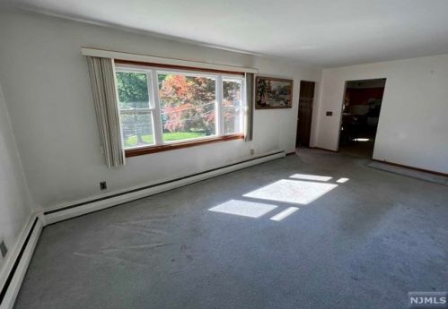 44 Monhegan Ave, Oakland NJ  07436-4025 exterior