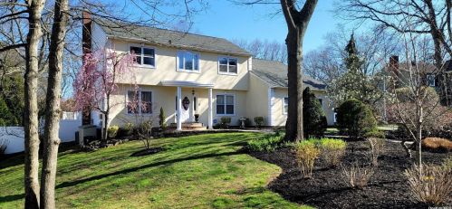 4 Athena Ct, Huntington Station, NY 11746-6557