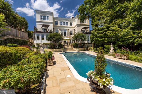 3210 R St, Washington DC  20024-3419 exterior