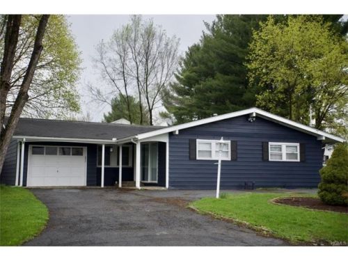 22 Vincent Dr, Middletown, NY 10940-2931