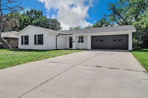 655 Oak St, Burleson, TX 76028-5849