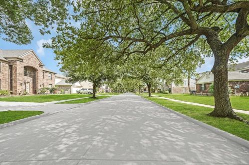 124 Bayou Bend Dr, League City, TX 77573-6956