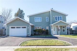 30 Hidden Ln, Westbury, NY 11590-6525