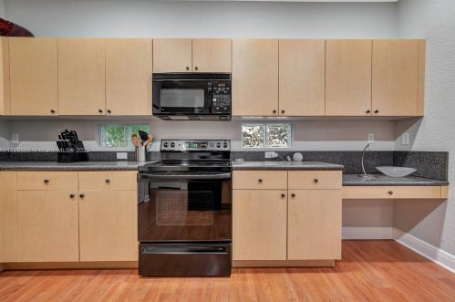 3163 176 Ter, Hollywood FL 33029-5608 exterior