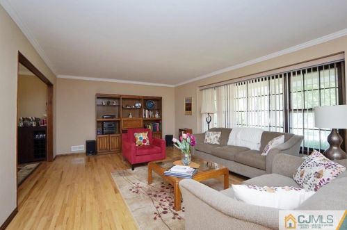 18 Hamilton Dr, East Brunswick NJ  08816-2709 exterior