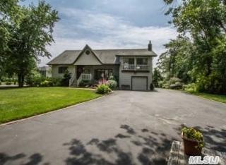 30 Riverview Ct, Oakdale, NY 11769-2310