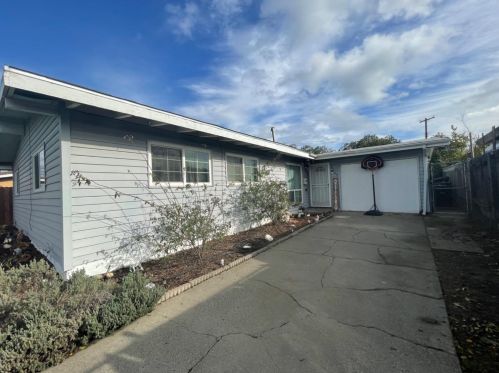 6205 La Cienega Dr, North Highlands, CA 95660-4133