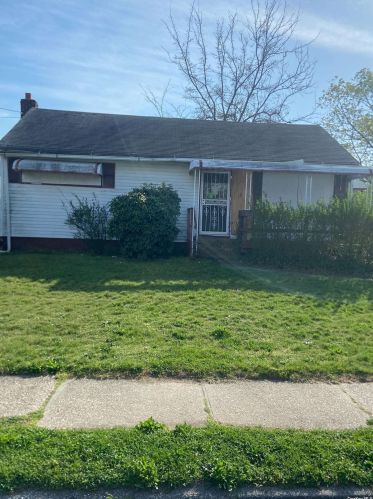 1 Floral Dr, Amityville NY  11701-1608 exterior