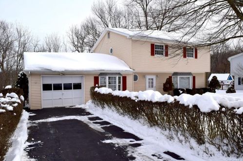 10 Surrey Rd, Chester, NY 10918-1104