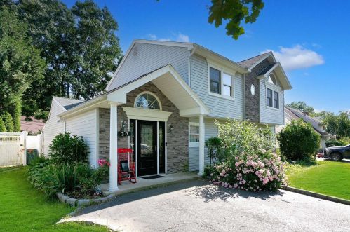 30 Mead Ln, Westbury, NY 11590-6304