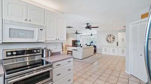 5904 Bayview Cir, Saint Petersburg FL  33707-3930 exterior