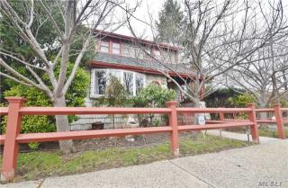 6 Hilton St, Lynbrook, NY 11563-2706