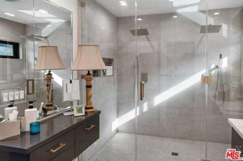 3584 Sepulveda, Van Nuys CA 91402-4305 exterior