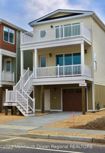 253 Fremont Ave, Pelican Island, NJ 08751-1817