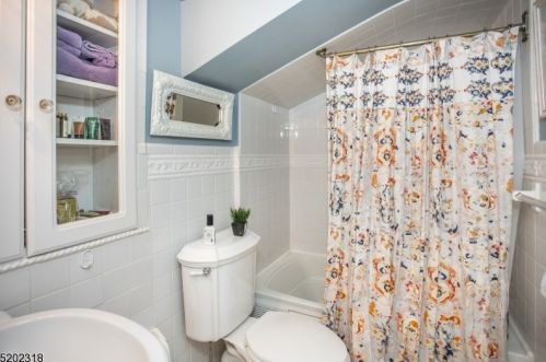 42 King George Rd, Warren NJ  07059-7045 exterior