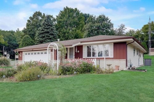 22194 Valley Rd, Waukesha WI  53186-5350 exterior