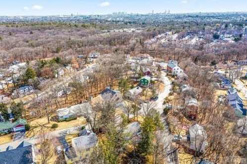 2 Standish Ln, Winchester MA 01890-4043 exterior