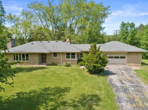 14320 Glendale Dr, Waukesha, WI 53151-3016