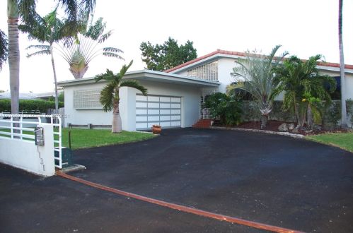 1131 104th St, Miami, FL 33138-2657