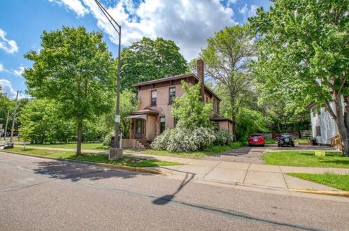32 Cedar St, Eau Claire, WI 54729-1854