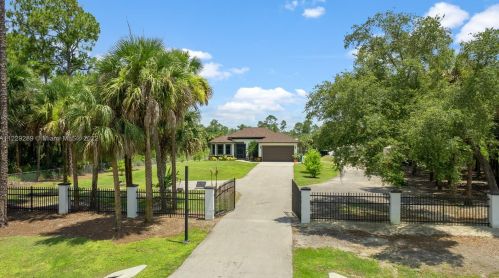 3301 18th Ave, Naples, FL 34117-3520
