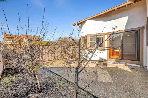 701 Begonia Dr, San Leandro CA  94578-3804 exterior