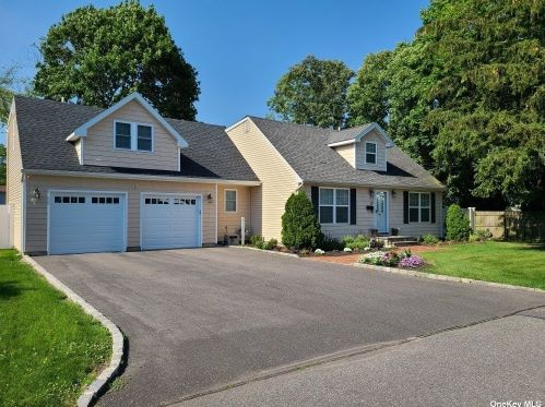 19 Chatham St, Deer Park, NY 11729-1610
