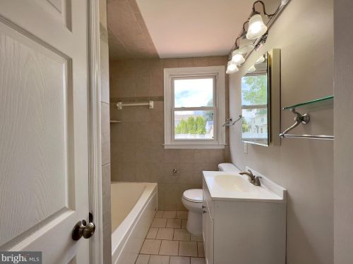 15 Whitman Ave, Stratford NJ  08084-1005 exterior