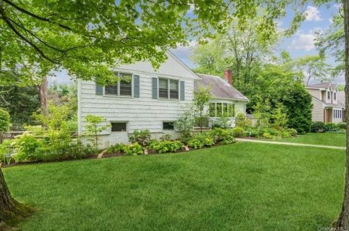 4 Stanton Cir, New Rochelle, NY 10804-1217