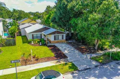 945 14th St, Saint Petersburg FL  33705-1242 exterior