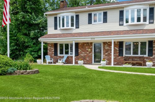 328 Main St, Middletown, NJ 07748-5938