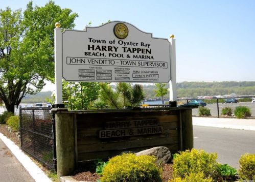 61 Roslyn Dr, Muttontown NY  11545-1733 exterior