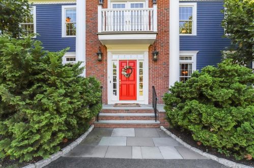 6 Robin Hood Ln, Bridgeport, CT 06612-1267