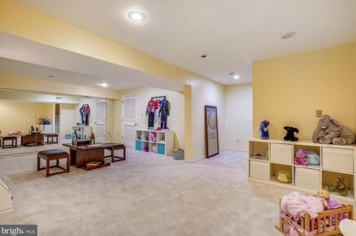 9111 Meadowcreek Ln, Lorton VA  22079-3238 exterior