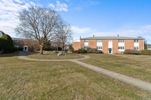 37 Weathervane Dr, Washingtonville, NY 10992-2217