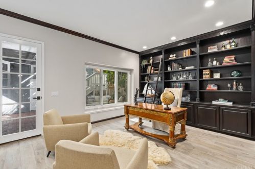 226 9 St, Huntington Beach CA 92648-4635 exterior