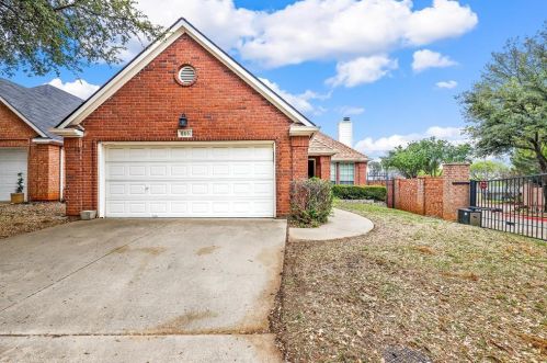 600 Ashbrook Ct, Euless, TX 76039-4084