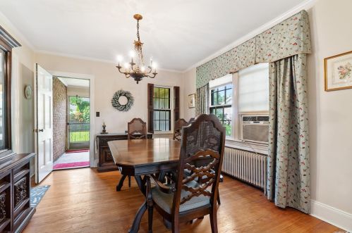 37 Mayfair Ave, Floral Park NY  11001-2546 exterior