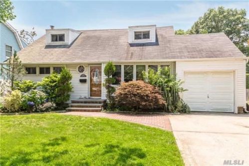 2066 Dale Pl, Seaford, NY 11783-2705