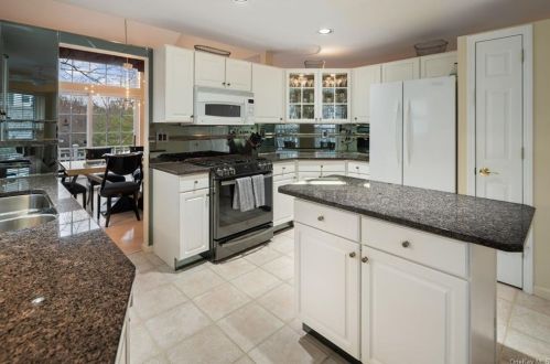 9 High Ridge Rd, Crotonville NY  10562-1969 exterior