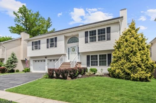 215 16th Ave, Manville, NJ 08835-1617