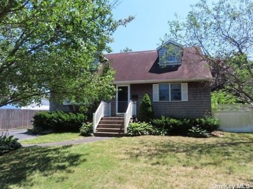 20 Chestnut St, Islip Manor, NY 11751-3507