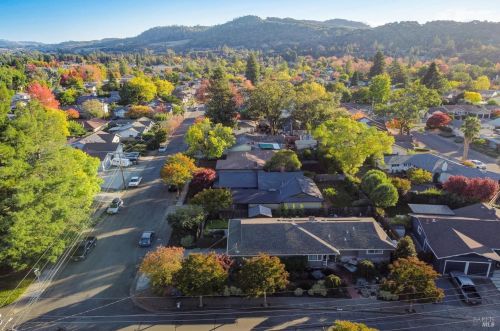 2415 Tamarisk Dr, Santa Rosa CA  95405-8435 exterior