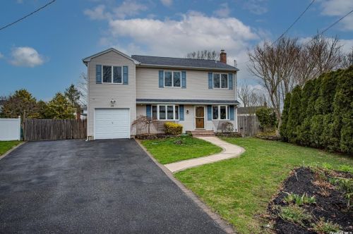 10 Elmont Ln, Elwood, NY 11731-6004