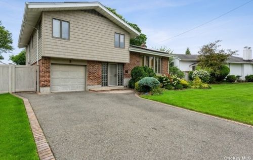 5 Placid St, Muttontown, NY 11753-2221