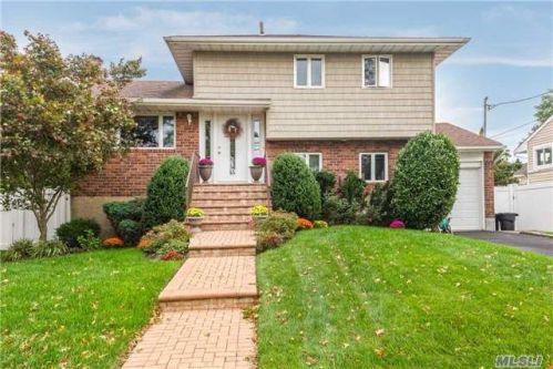 2482 April Ln, North Bellmore, NY 11710-5113